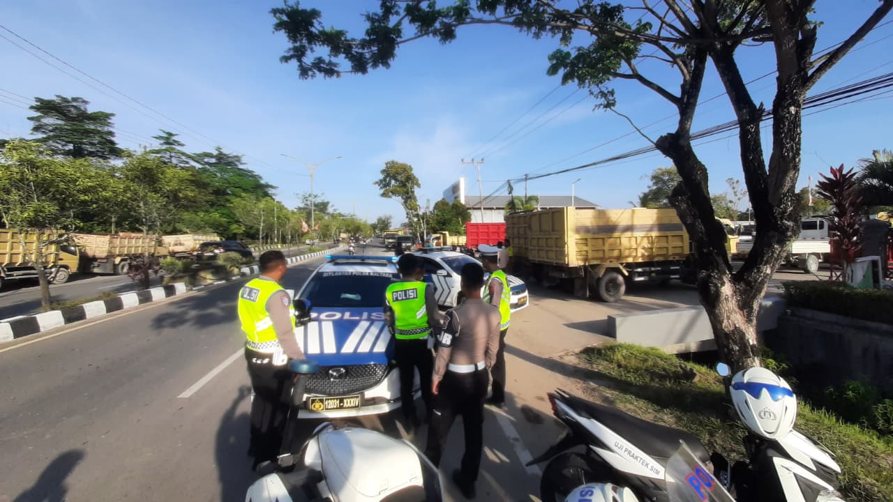 DITERTIBKAN: Personel Satlantas Polresta Bulungan menertibkan kendaraan truk yang mengantre di SPBU.