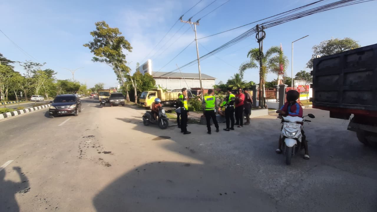 DITERTIBKAN: Personel Satlantas Polresta Bulungan menertibkan kendaraan truk yang mengantre di SPBU.