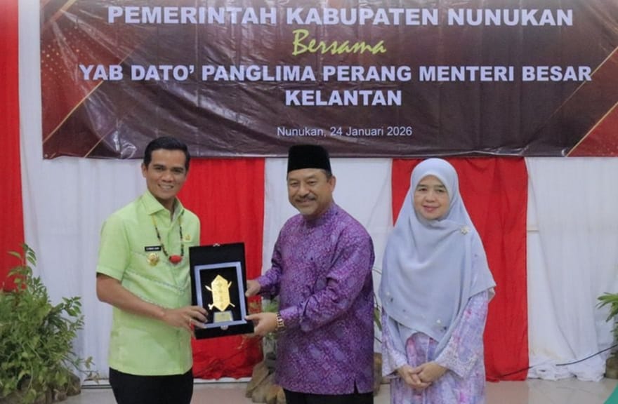 SILATURAHMI : Bupati Nunukan H. Irwan Sabri bersama Menteri Besar Kelantan YAB Dato&rsquo; Panglima Perang Ustadz Datuk Haji Mohammad Nasaruddin bin Haji Daud.