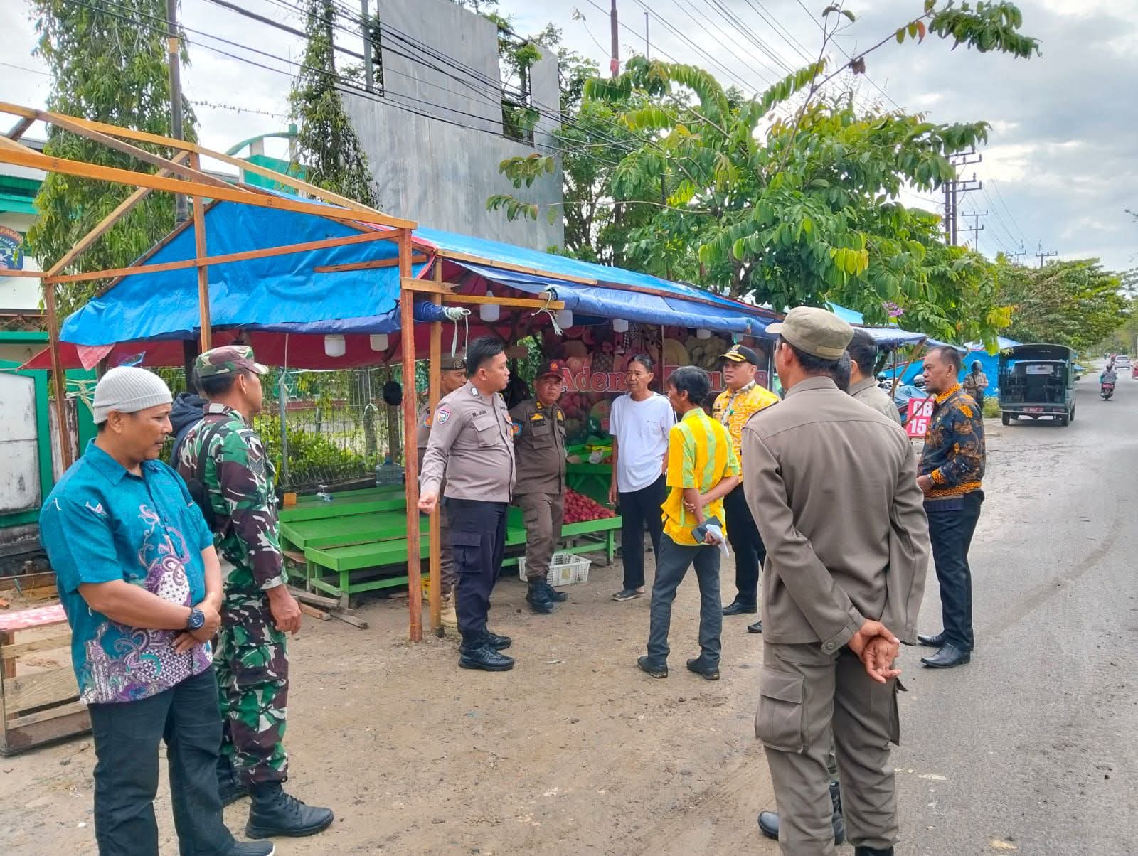 RELOKASI : Pedagang buah yang berjualan di Jalan Sei Sesayap, tepatnya di depan gedung tenis indoor Telaga Keramat rencananya akan direlokasi oleh Pemkot Tarakan.
