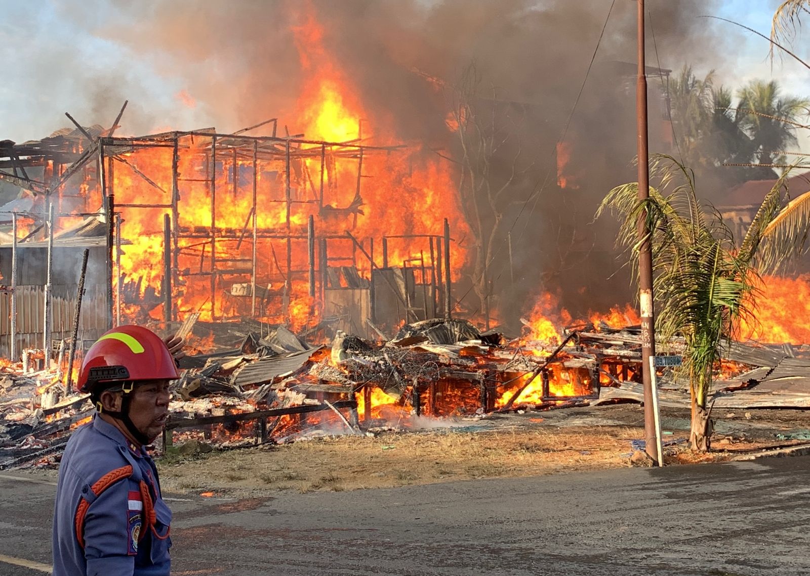 LUDES: Api mengahanguskan beberapa tempat usaha dan rumah warga di Respen Tubu, Malianu utara.