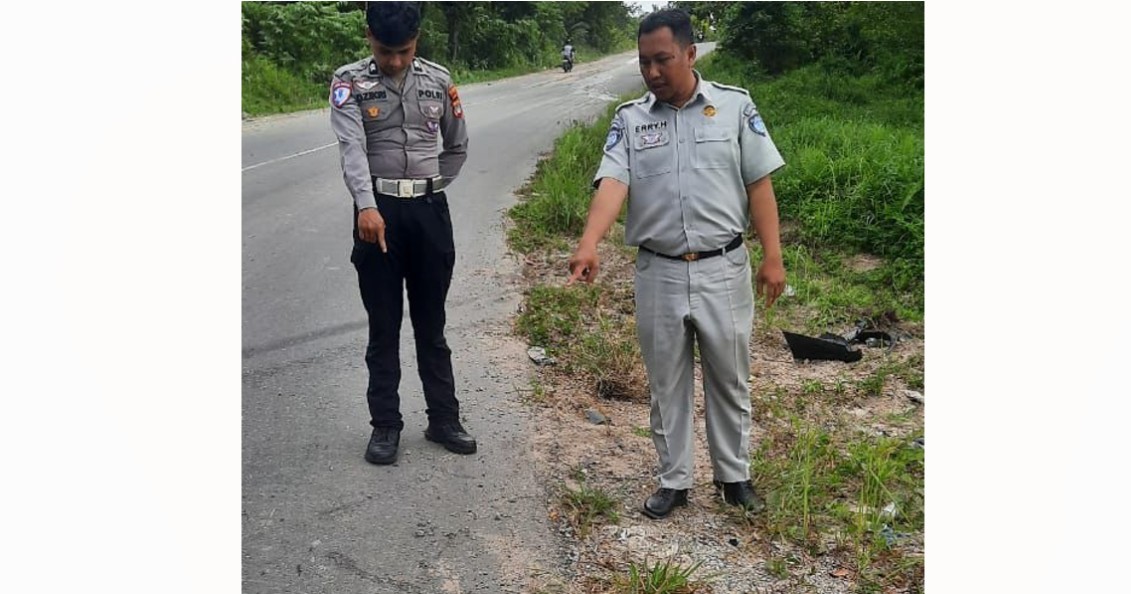OLAH TKP : Personel Satlantas Polres Tarakan melakukan olah TKP di lokasi terjadinya kecelakaan yang memakan korban jiwa.