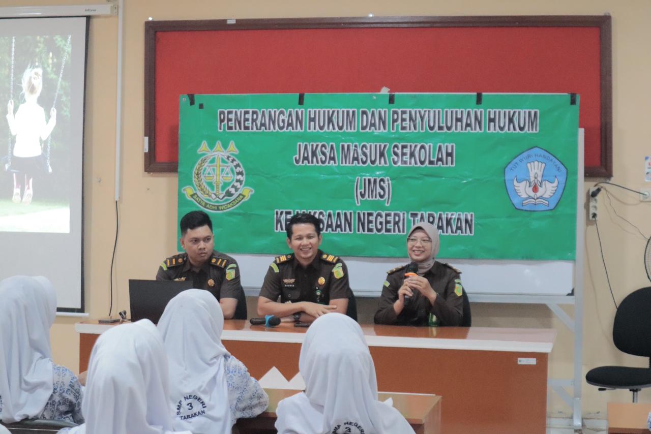 JMS : Jaksa Masuk Sekolah (JMS) yang dilakukan Kejari Tarakan dengan menyasar pelajar tingkat SMP dan SMA untuk mensosalisasima bahaya narkoba, kenakalan remaja, hingga kejahatan siber