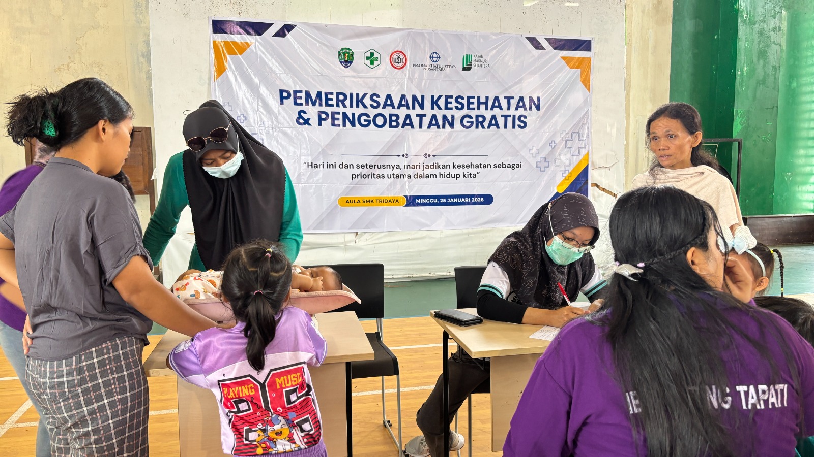 PROGRAM: Pemeriksaan kesehatan dan pengobatan gratis lewat kerja sama PT PKN, PT KMS dan IDI Bulungan. (Foto: Ist)