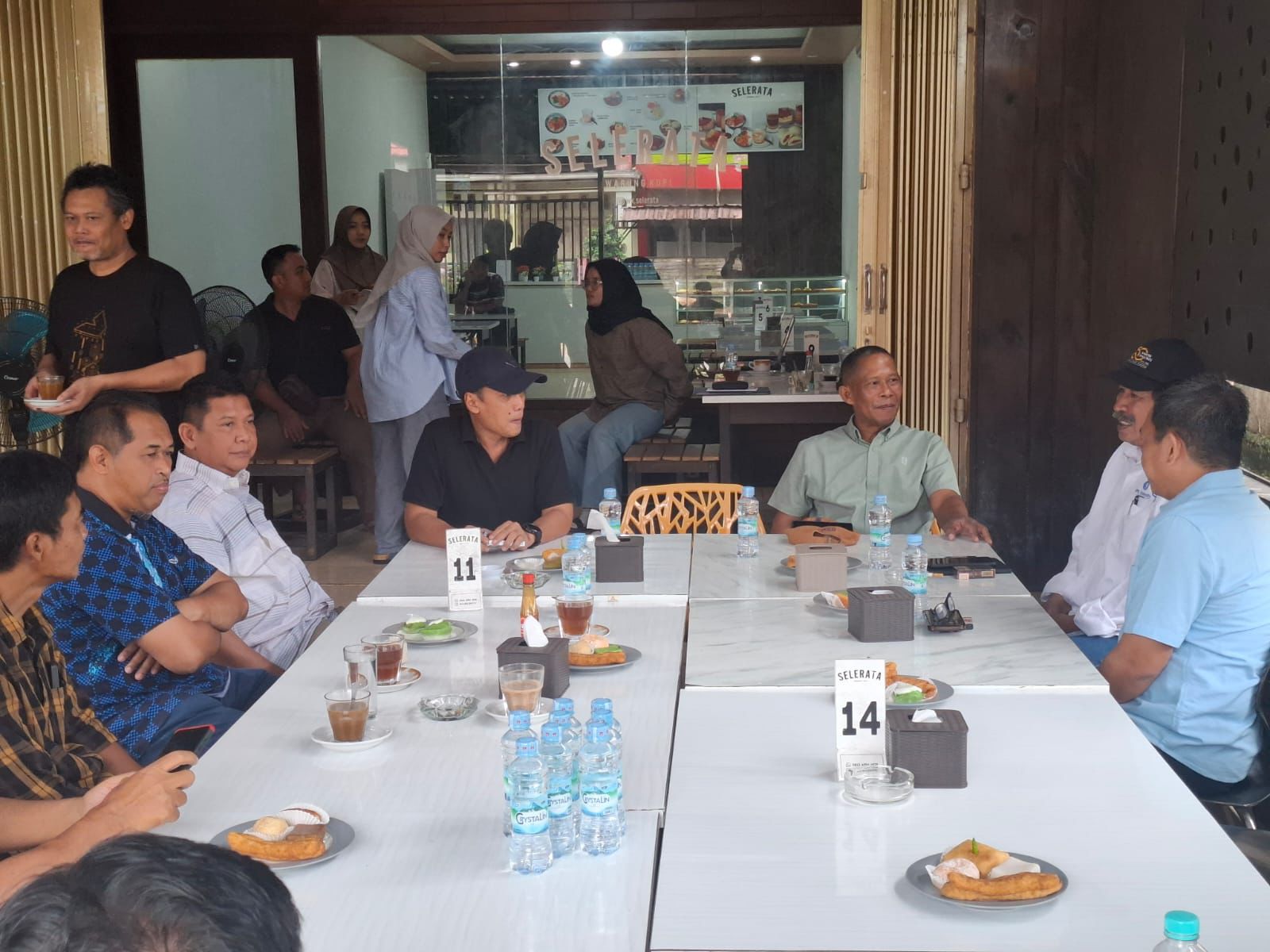 KOLABORASI: Bupati Bulungan Syarwani saat berdiskusi dengan akademisi dari Unikaltar, IPB dan YKAN di akhir pekan tadi.