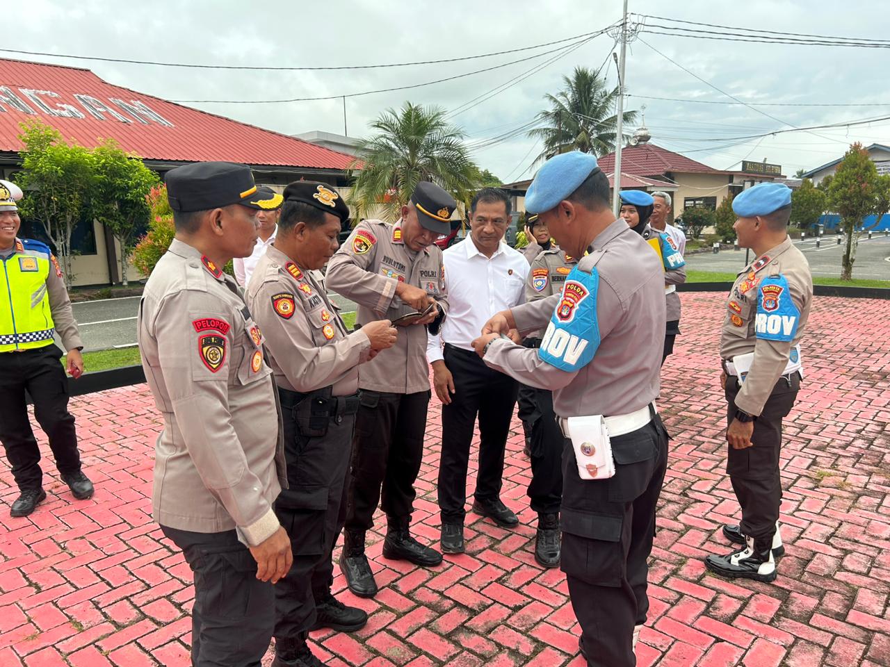 OPERASI: Personel Bidpropam Polda Kaltara memeriksa kelengkapan dokumen.