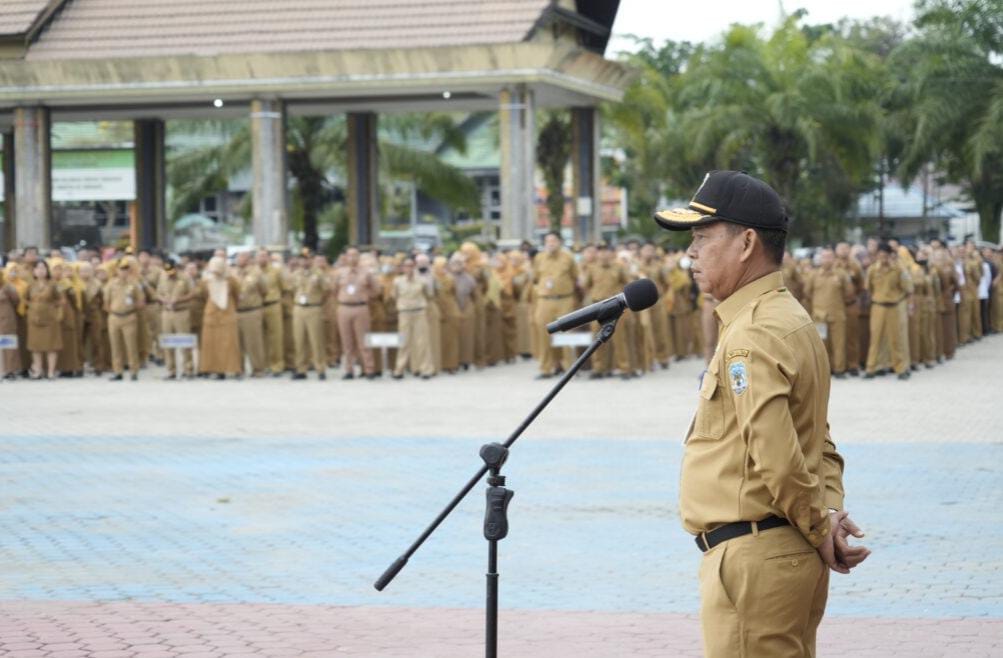 ABDI NEGARA: Asisten Bidang Pemerintahan dan Kesra Setprov Kaltara, Datu Iqro Ramadhan memimpin apel gabungan Pemprov Kaltara.