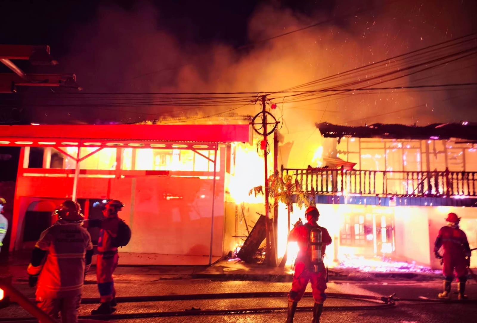 BERJIBAKU: Personel Pemadam Kebakaran saat berupaya memadamkan api yang menghabiskan tiga rumah di Jalan Gajah Mada, Nunukan Tengah.