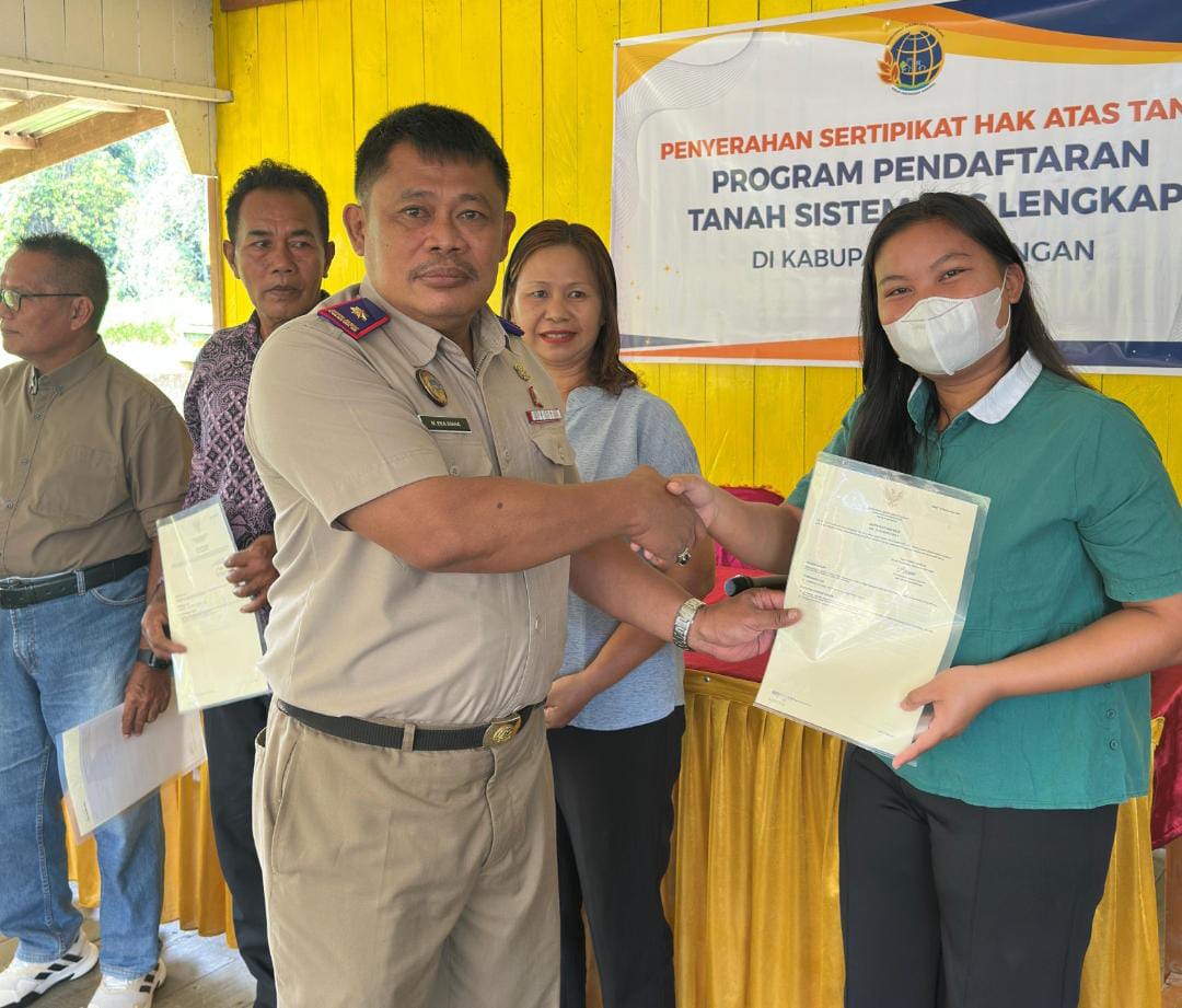 LEGALITAS: Penyerahan sertifikat tanah secara simbolis dari BPN Bulungan ke masyarakat.