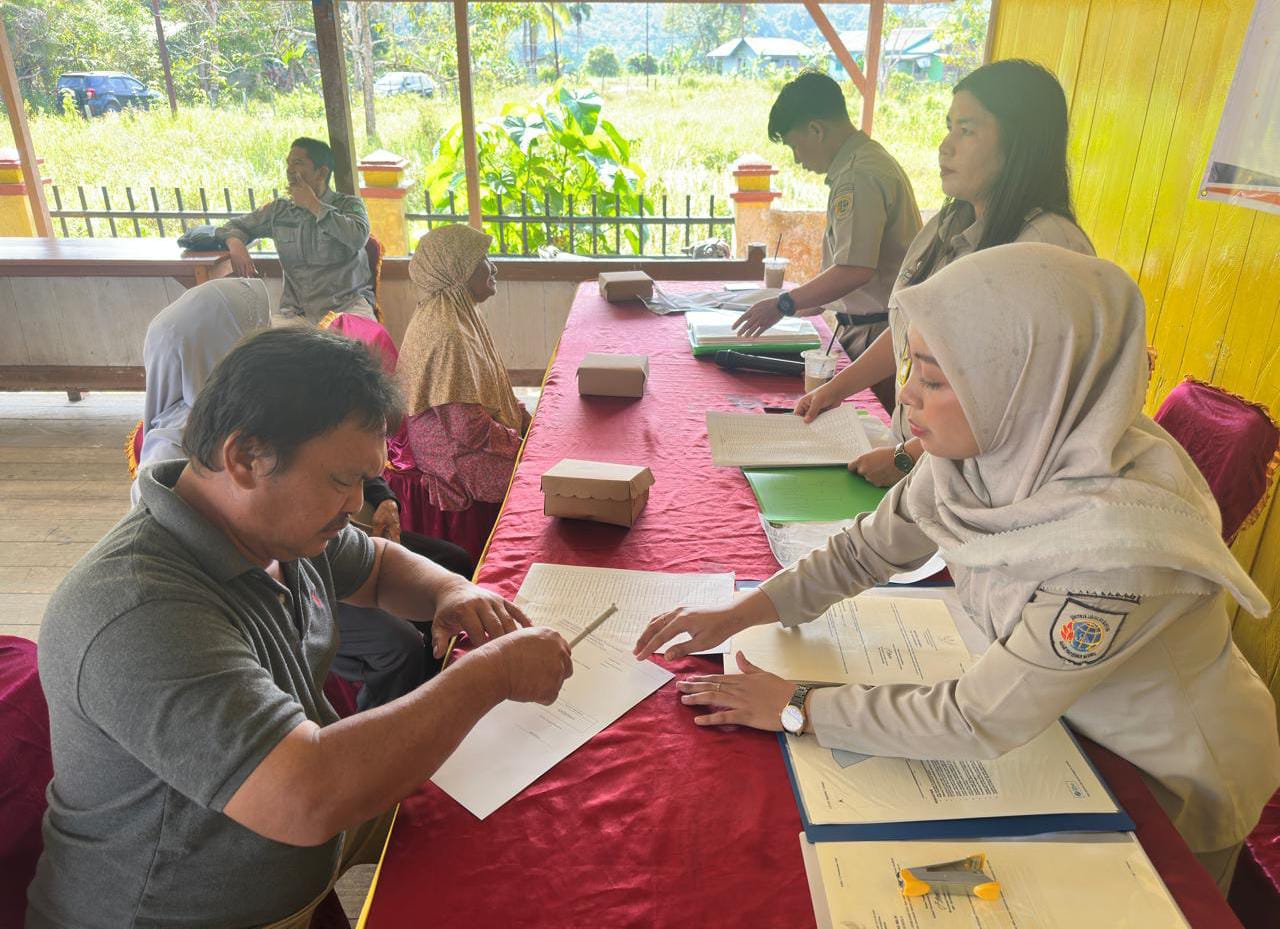 LEGALITAS: Penyerahan sertifikat tanah dari BPN Bulungan ke masyarakat.