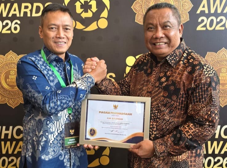 BERPRESTASI: Sekda Bulungan didampingi Kepala Dinkes Bulungan memperlihatkan penghargaan UHC.