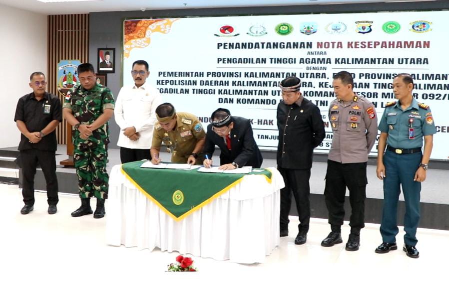 INISIASI: Proses penandatanganan MoU oleh Gubernur dan PTA Kaltara.