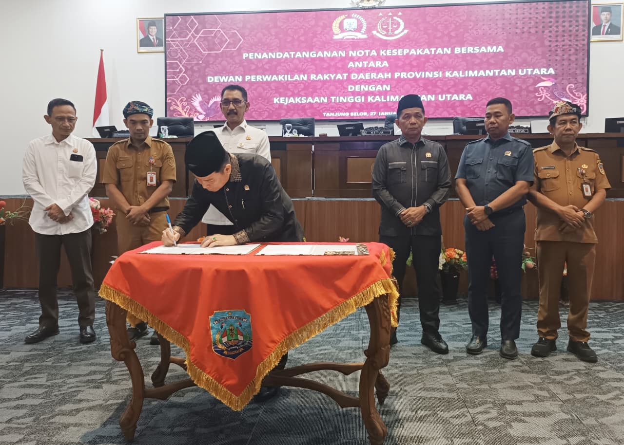 KERJA SAMA: Ketua DPRD Kaltara, H. Achmad Djufrie menandatangani MoU DPRD dan Kejati Kaltara.