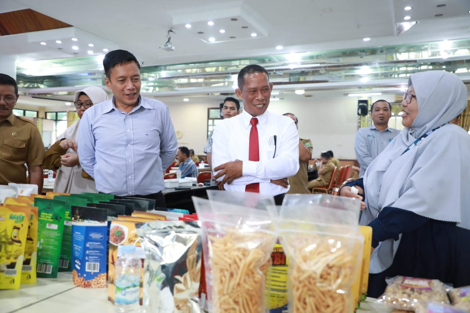 PRODUK UMKM: Bupati Bulungan saat mengunjungi stand UMKM di Kantor Bupati Bulungan.