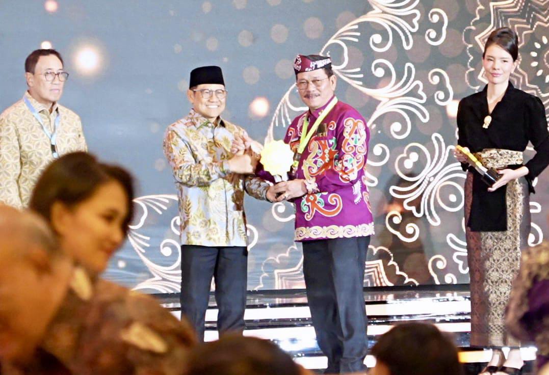 PRESTASI: Penyerahan UHC Awards 2026 ke Pemprov Kaltara.