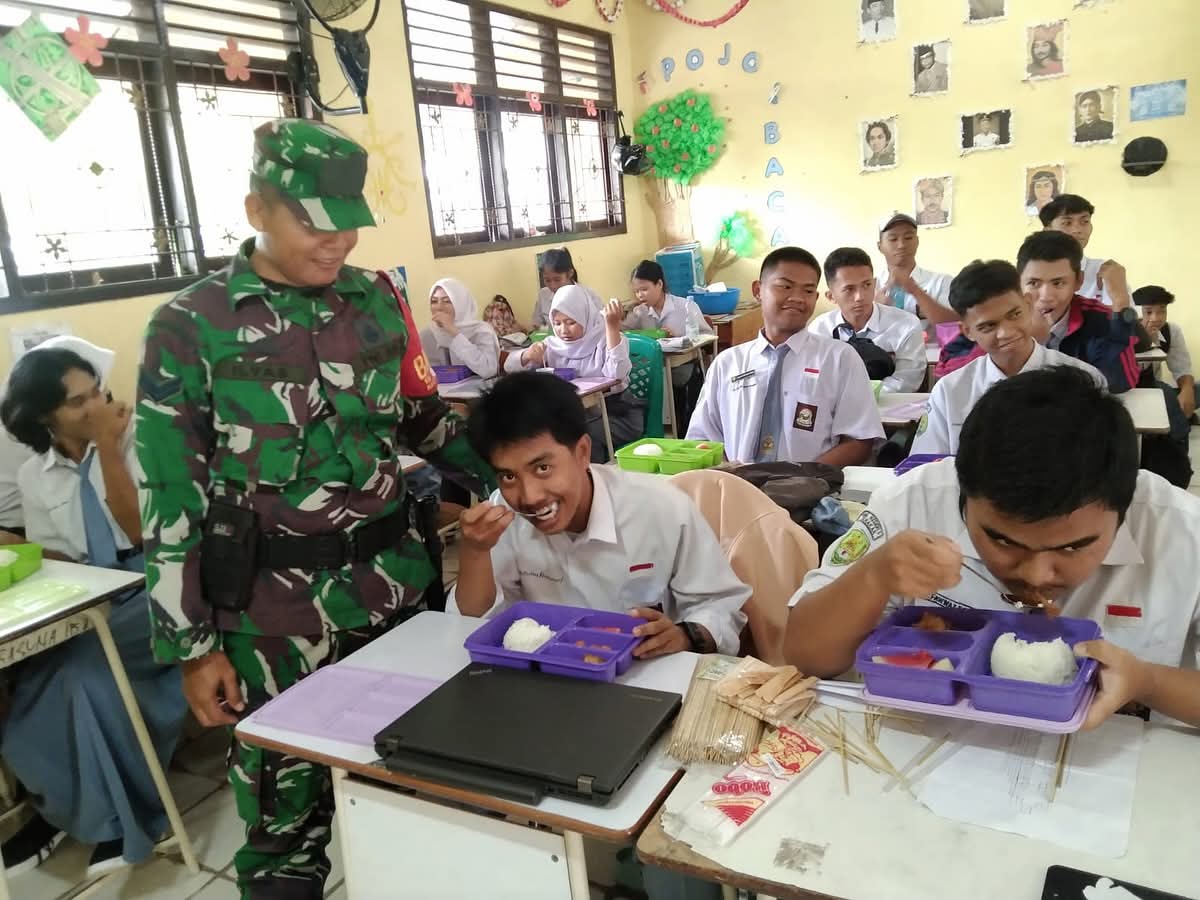 DIAWASI: Pelajar di Bulungan menikmati MBG.