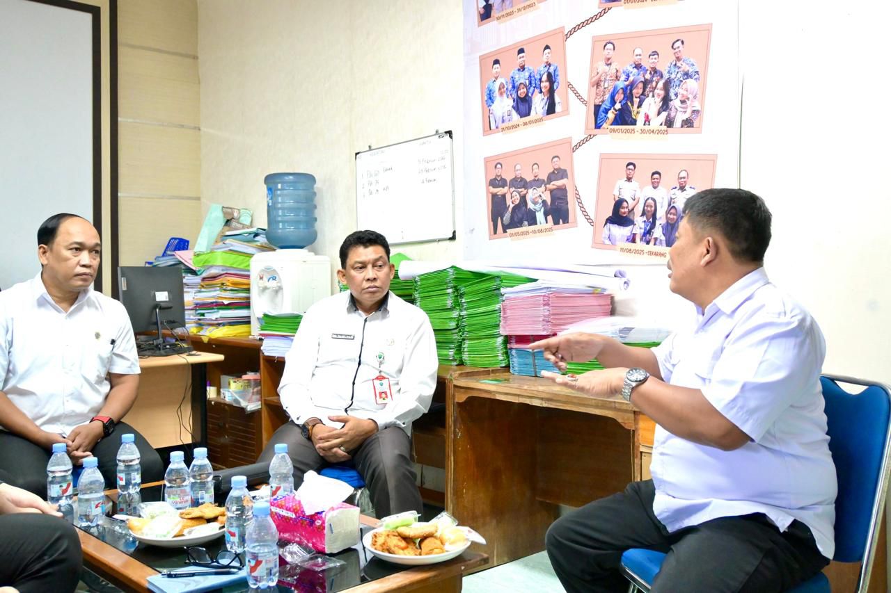 KOORDINASI : Kepala Bapenda Bulungan (tengah) saat berkoordinasi dengan BPN Bulungan.