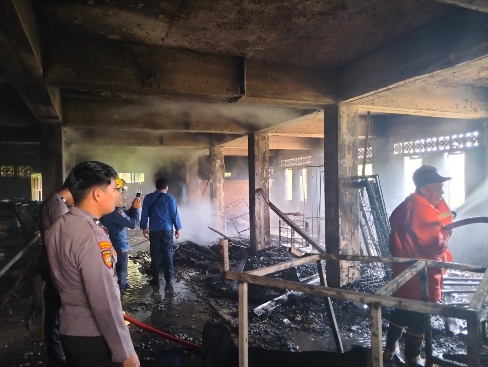 SELIDIKI : Pihak kepolisian masih melakukan penyelidikan terkait penyebab terbaakarnya gudang Masjid As-Sholihin.
