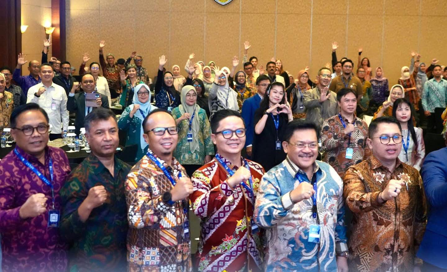 &lrm;ABADIKAN MOMEN: Bupati Ibrahim Ali bersama kepala daerah lainnya se-Asia Pasifik berfoto bersama di sela kegiatan KTT APCAT.