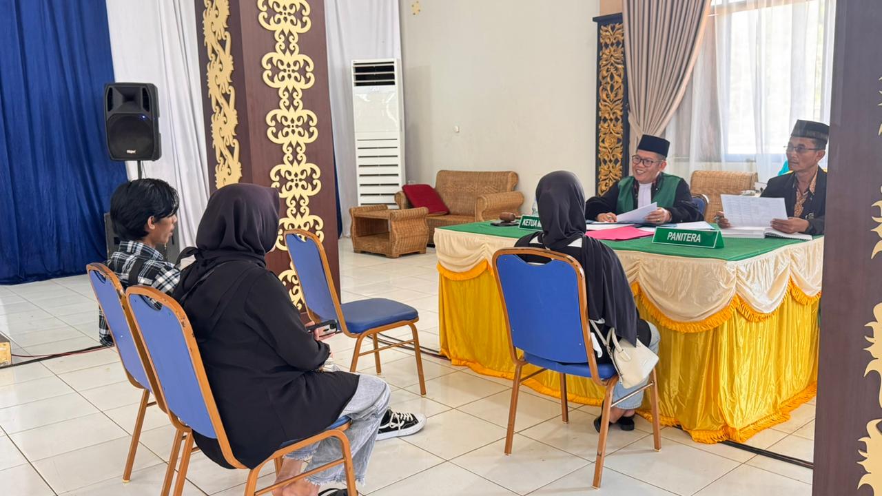 &lrm;JEMPUT BOLA: Sidang di luar gedung yang digelar Pengadilan Agama Tanjung Selor di Tana Tidung.