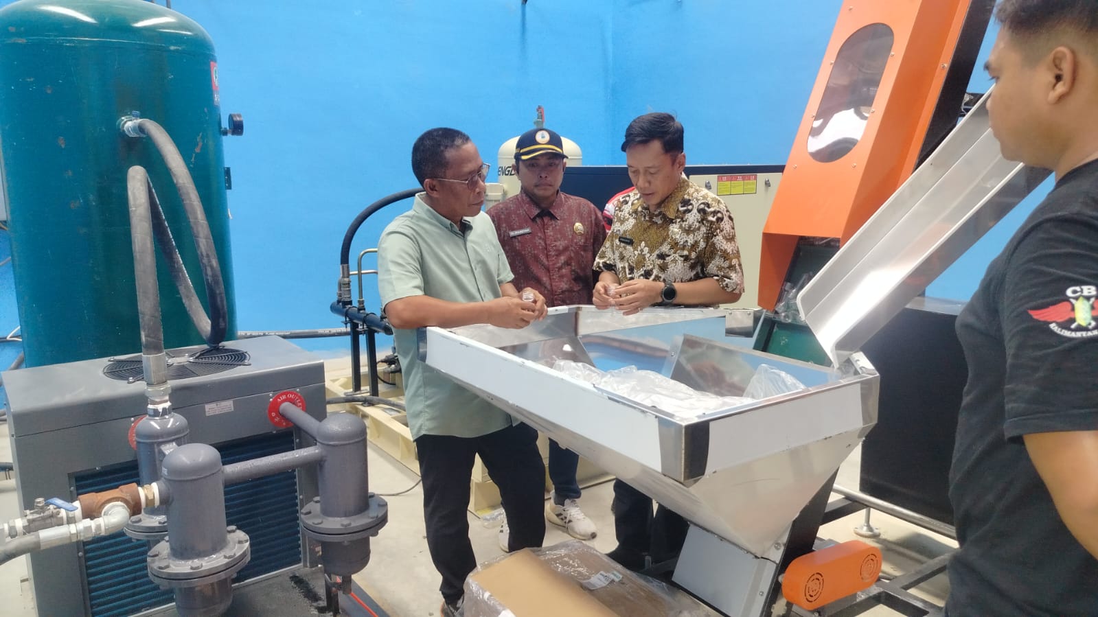 TINJAU LAPANGAN: Bupati Bulungan didampingi Sekda Bulungan saat meninjau pengelolaan AMDK.