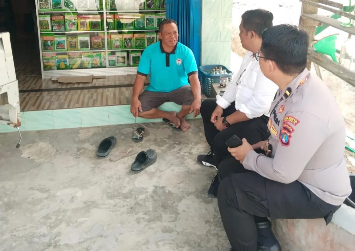 KOORDIBASI: Kapolsek Tanjung Palas berkoordinasi dengan pengepul jagung pipilan.