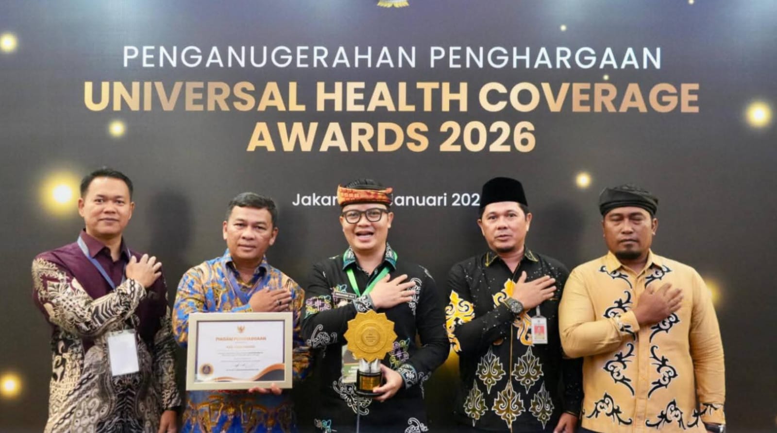 &lrm;PENGHARGAAN: Bupati Tana Tidung Ibrahim Ali menerima UHC Award 2026 sebagai bentuk apresiasi capaian cakupan kepesertaan BPJS Kesehatan yang telah tembus 100,03 persen.