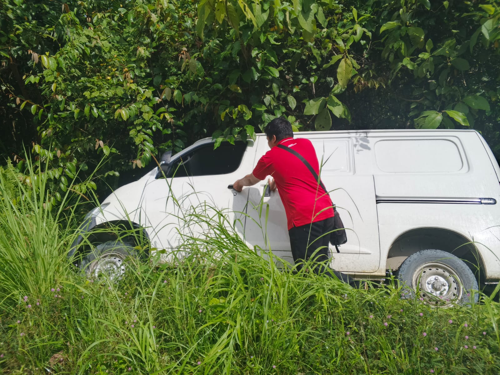 &lrm;NYUNGSEP: Mobil boks bermuatan paket barang mengalami laka tunggal di tikungan Jalan Trans Kaltara, Rabu (28/1).