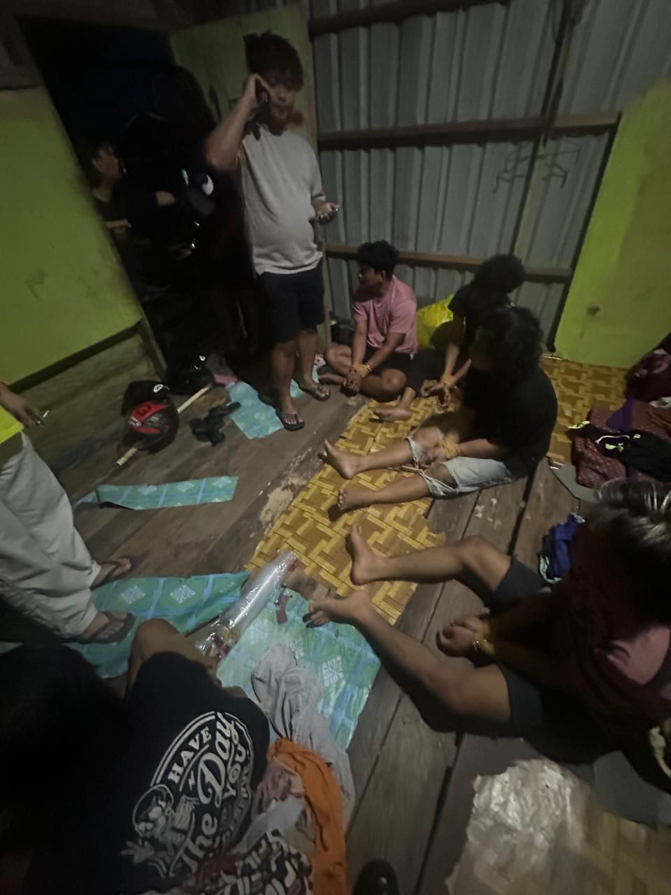 DIAMANKAN : Polisi mengamankan tiga tersangka terlibat narkotika usai melakukan pengembangan dari perkara penganiayaan yang terjadi di lokasi sama.