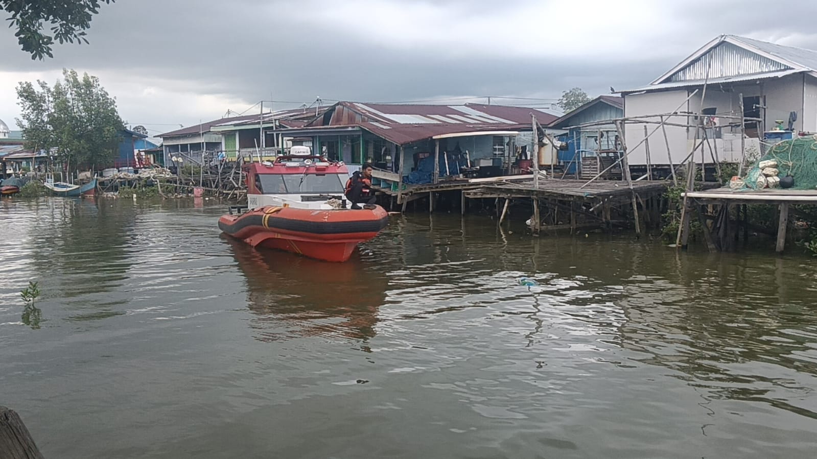 PENCARIAN : Personel Pos SAR Nunukan bersama tim gabungan melakukan pencarian terhadap nelayan yang dilaporkan hilang.