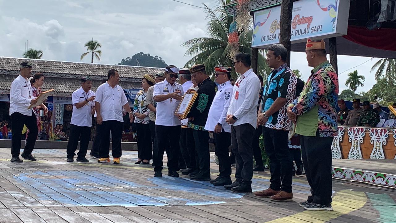 PRESTASI: Wabup Malinau, Jakaria mewakili sejumlah desa di Malianu menerima penghargaan Desa Inovasi.