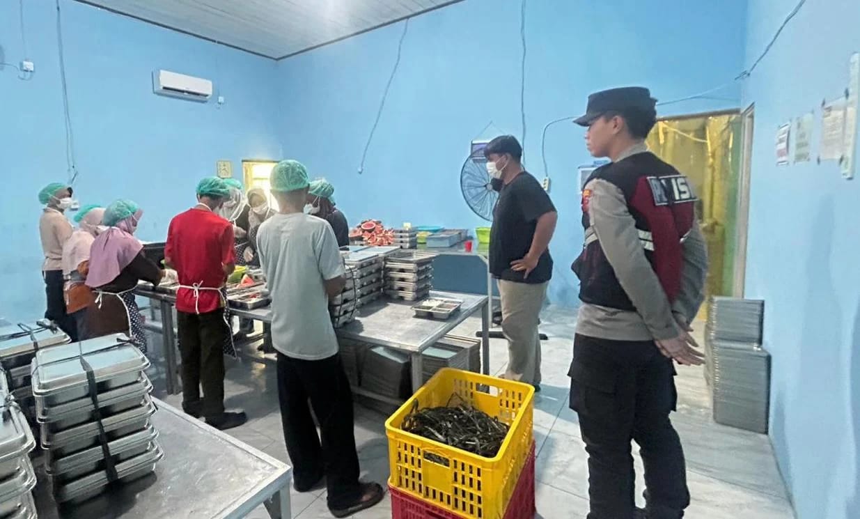 PENGAWASAN: Personel Polresta Bulungan melakukan pengawasan MBG di Tajung Palas Utara.