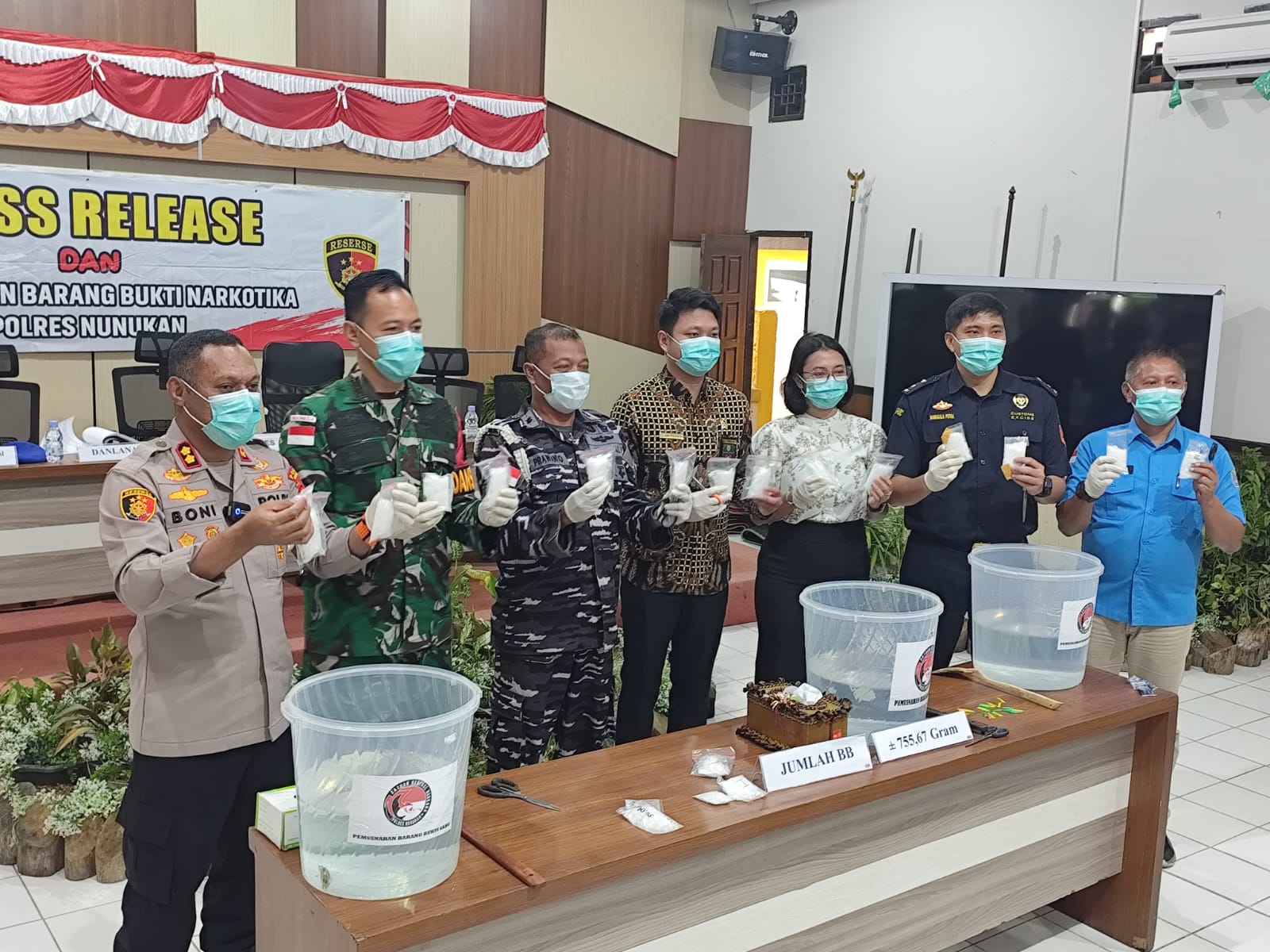 ASRULLAH DIMUSNAHKAN: Kapolres Nunukan, AKBP Bonifasius Rumbewas saat memimpin pemusnahan barang bukti narkotika bersama Forkopimda Nunukan.