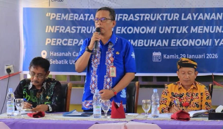 Plt Sekda Nunukan Raden Iwan Kurniawan (tengah) saat hadir pada Musyawarah Perencanaan Pembangunan (Musrenbang) Kewilayahan di Pulau Sebatik .