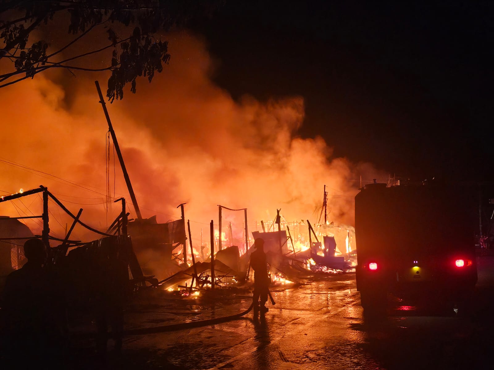 TERBAKAR: Belasan kios milik warga ludes terbakar di Jalan Jelarai Raya, Tanjung Selor, Jumat (30/1).