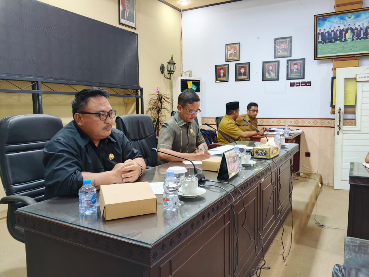 RDP: Wakil Ketua DPRD Bulungan, Tasa Gung saat memimpin rapat dengar pendapat (RDP) dengan masyarakat.