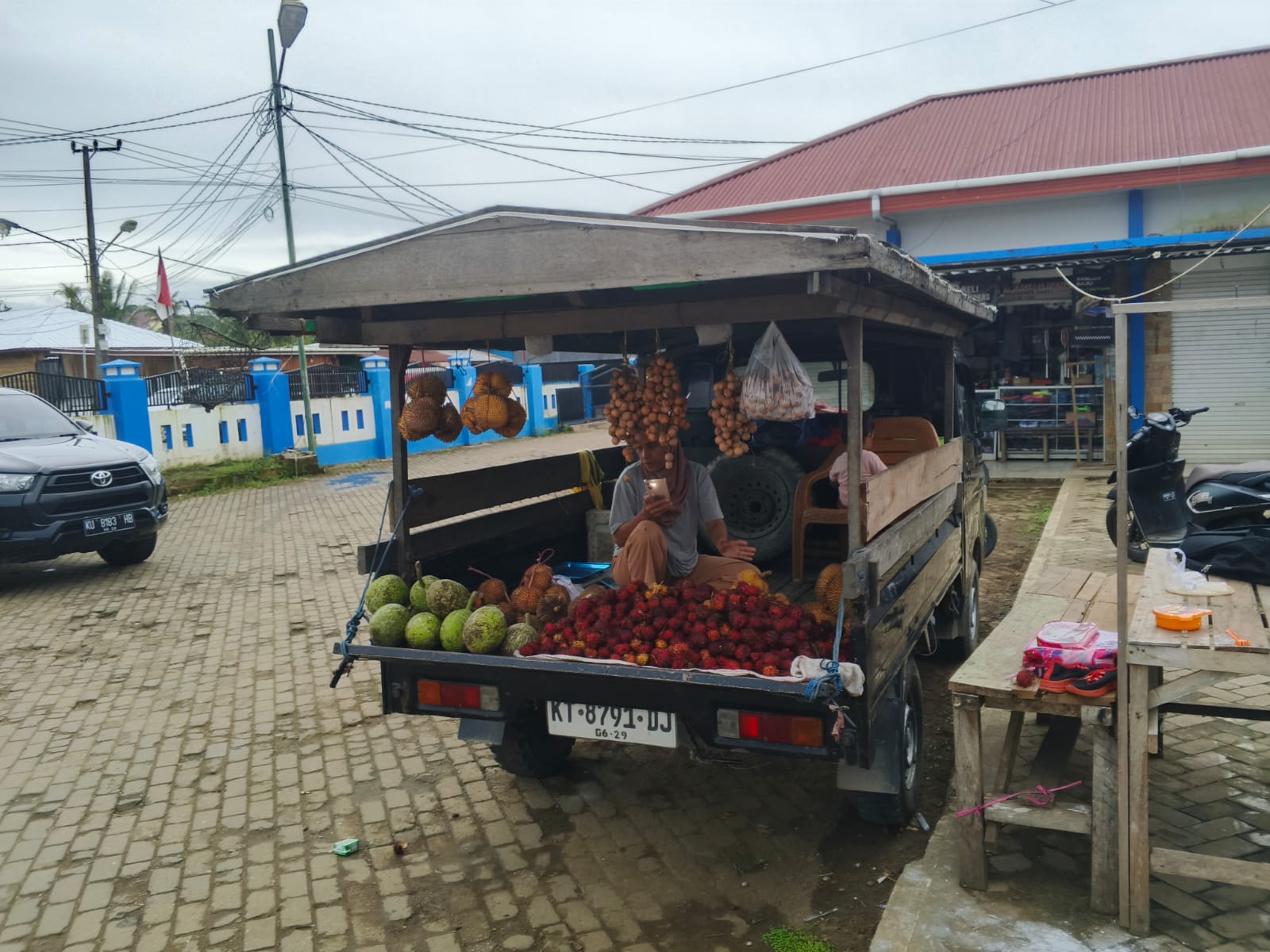&lrm;TERTIB: Pedagang diharapkan berjualan pada tempatnya dan tak menganggu arus lalu lintas.
