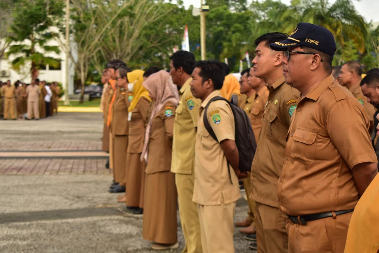 KEBIJAKAN BARU: ASN di lingkup Pemkab Bulungan saat mengikuti apel di halaman Kantor Bupati Bulungan.