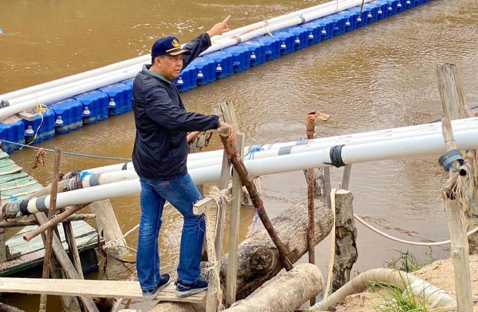 SIDAK LAPANGAN: Kepala Bapenda Bulungan saat melakukan sidak aktivitas penyedotan sirtu di Bulungan.