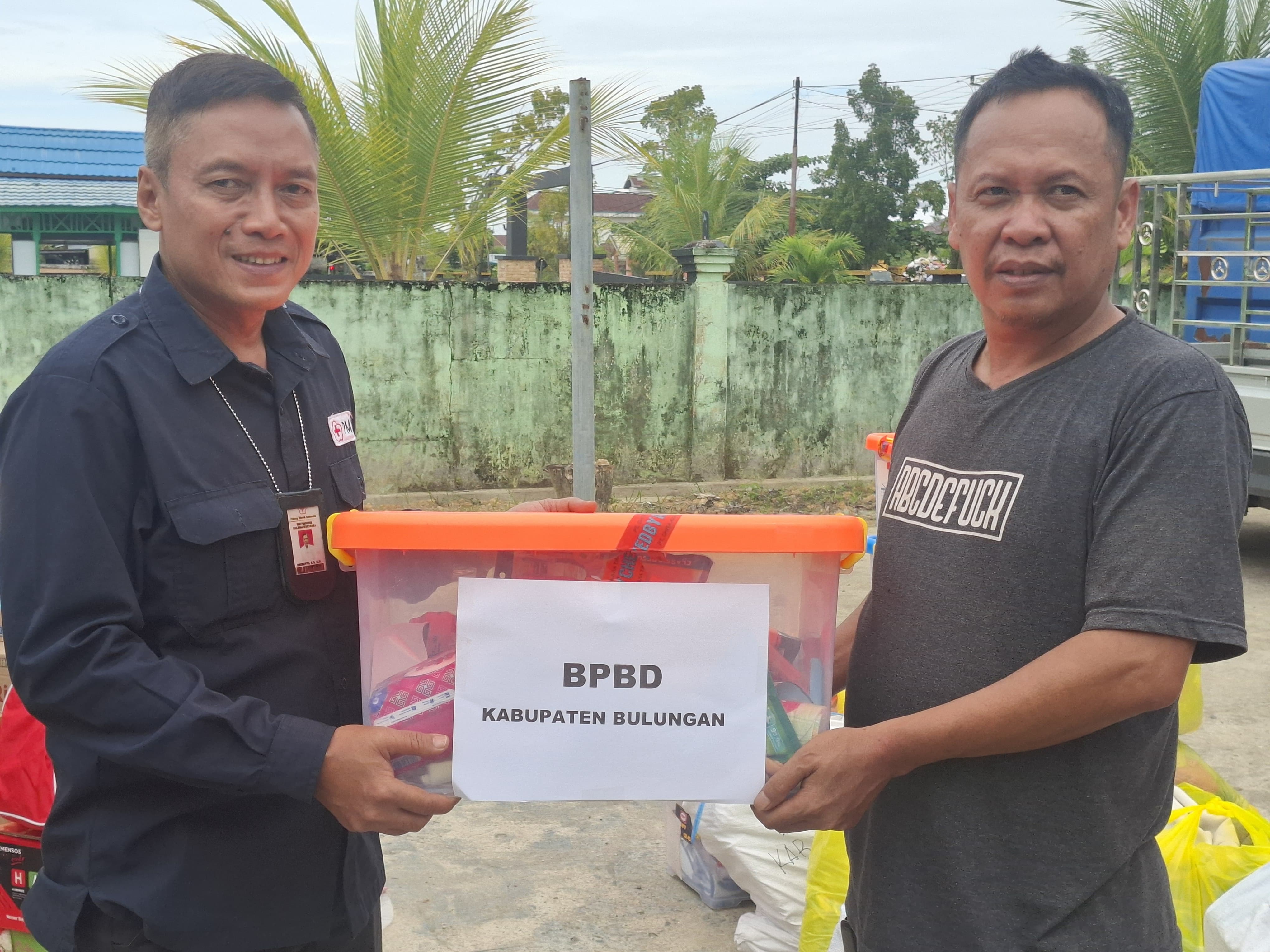 BANTUAN: Sekda Bulungan menyalurkan bantuan ke korban kebakaran.