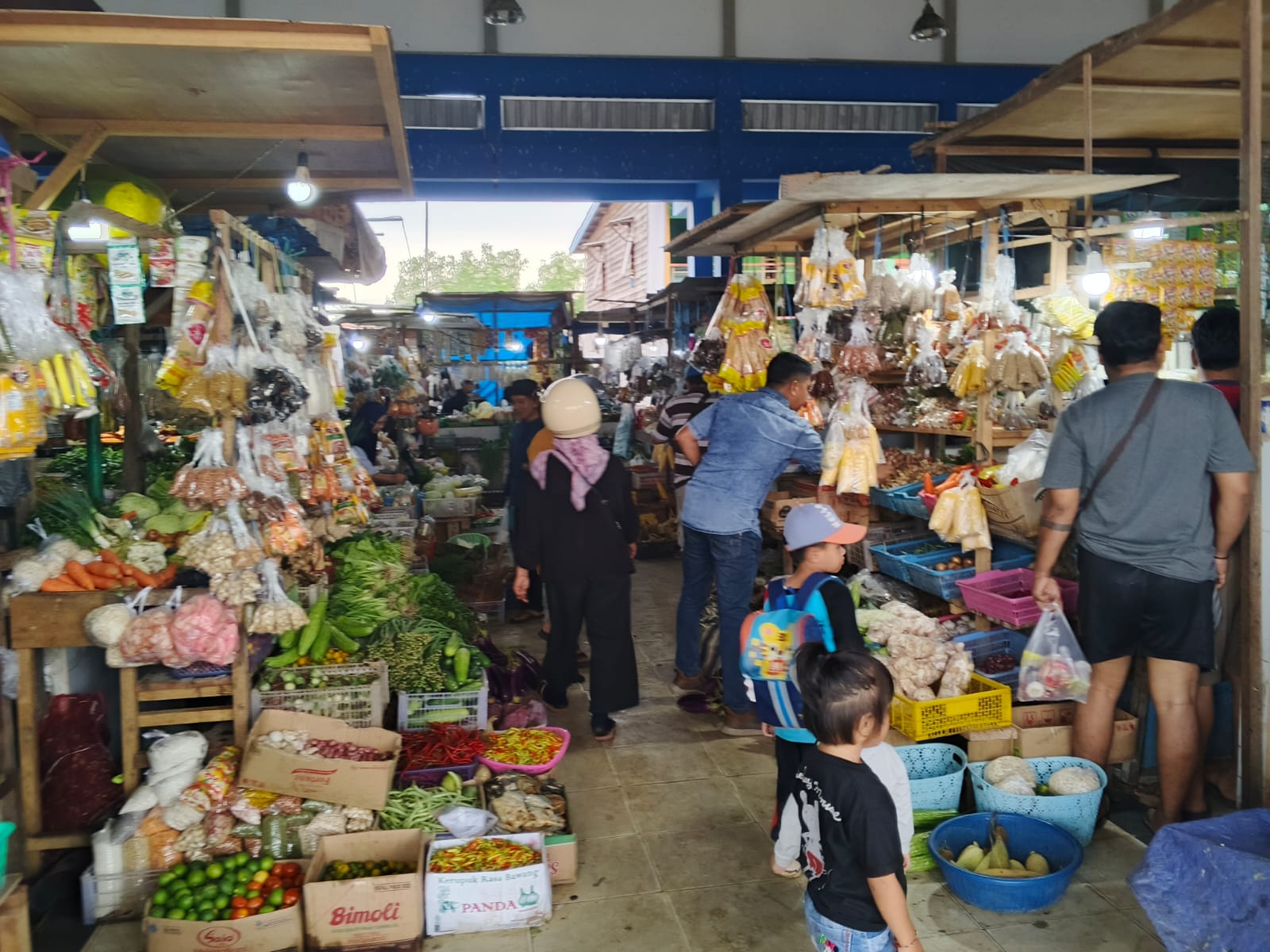 &lrm;STABILKAN HARGA: Mulai 9 Februari Disperindagkop Tana Tidung menggelar operasi pasar murah di Tana Lia.Tampak aktivitas di Pasar Imbayud Taka Tideng Pale. &lrm;