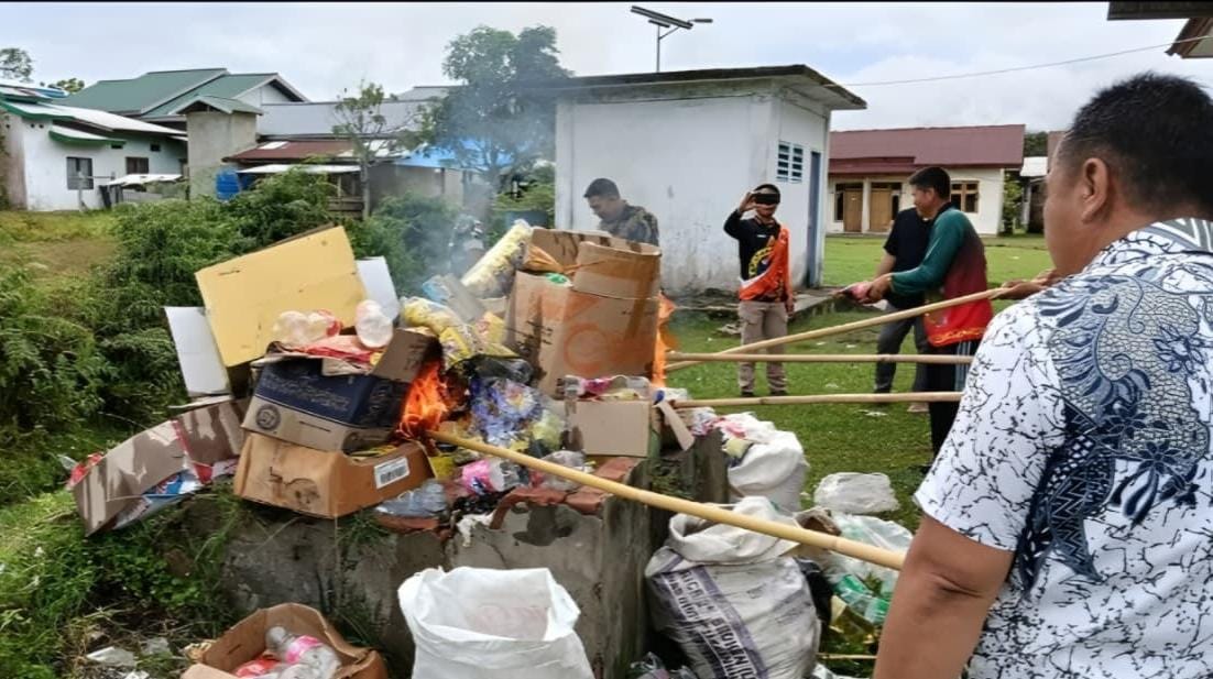 DIMUSNAHKAN : Barang kadaluwarsa dan tidak layak edar dimusnahkan dengan cara di bakar. Proses pemusnahan juga disaksikan pemilik barang.