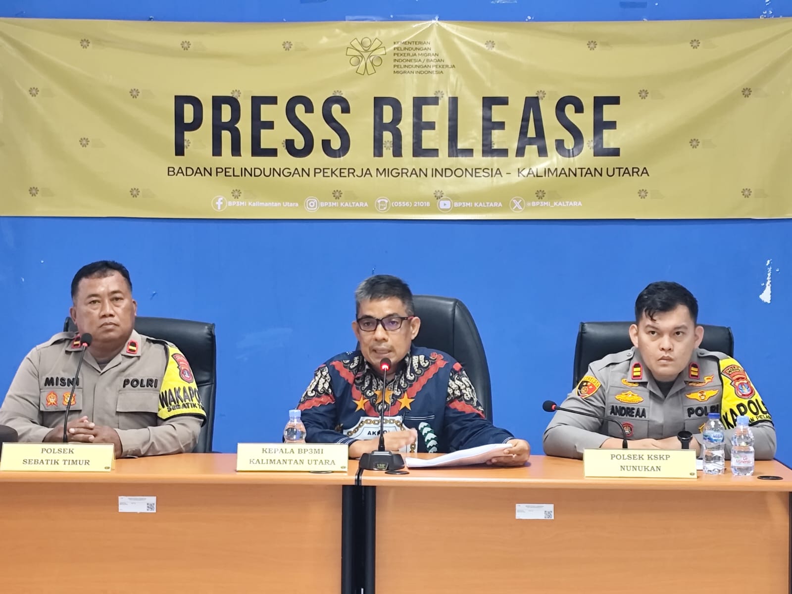 BERI ARAHAN : Kepala BP3MI Kaltara, Kombes Pol Andi Muh Ichsan saat penyerahan CPMI nonprosedural yang digagalkan berangkat keluar negeri.