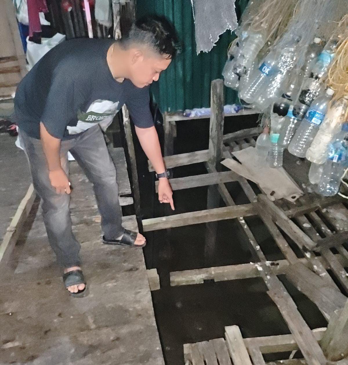DITERKAM: Tempat korban saat duduk kemudian terjatuh dan diterkam buaya.