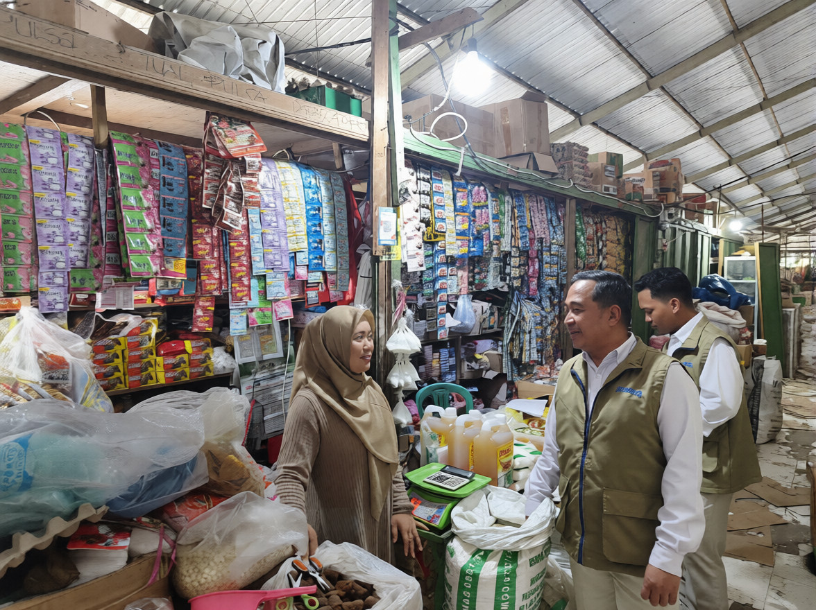 MONITORING: Pimpinan Perum Bulog Cabang Bulungan saat melakukan monitoring di Pasar Induk, Tanjung Selor.