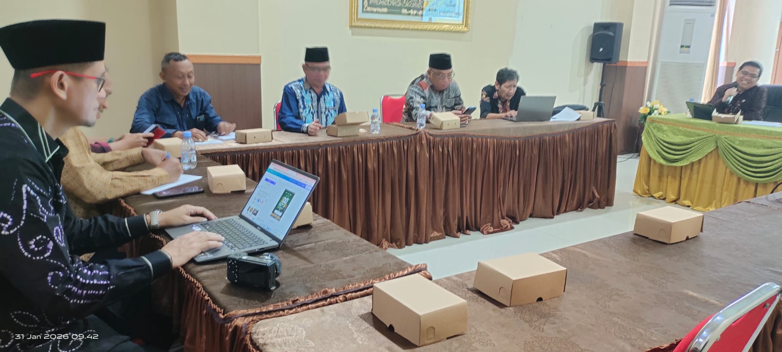 PERSIAPAN HAJI: Kepala Kanwil Kemenhajum Kaltara memimpin rakor penyusunan kloter dan pra manifest Embarkasi Balikpapan.