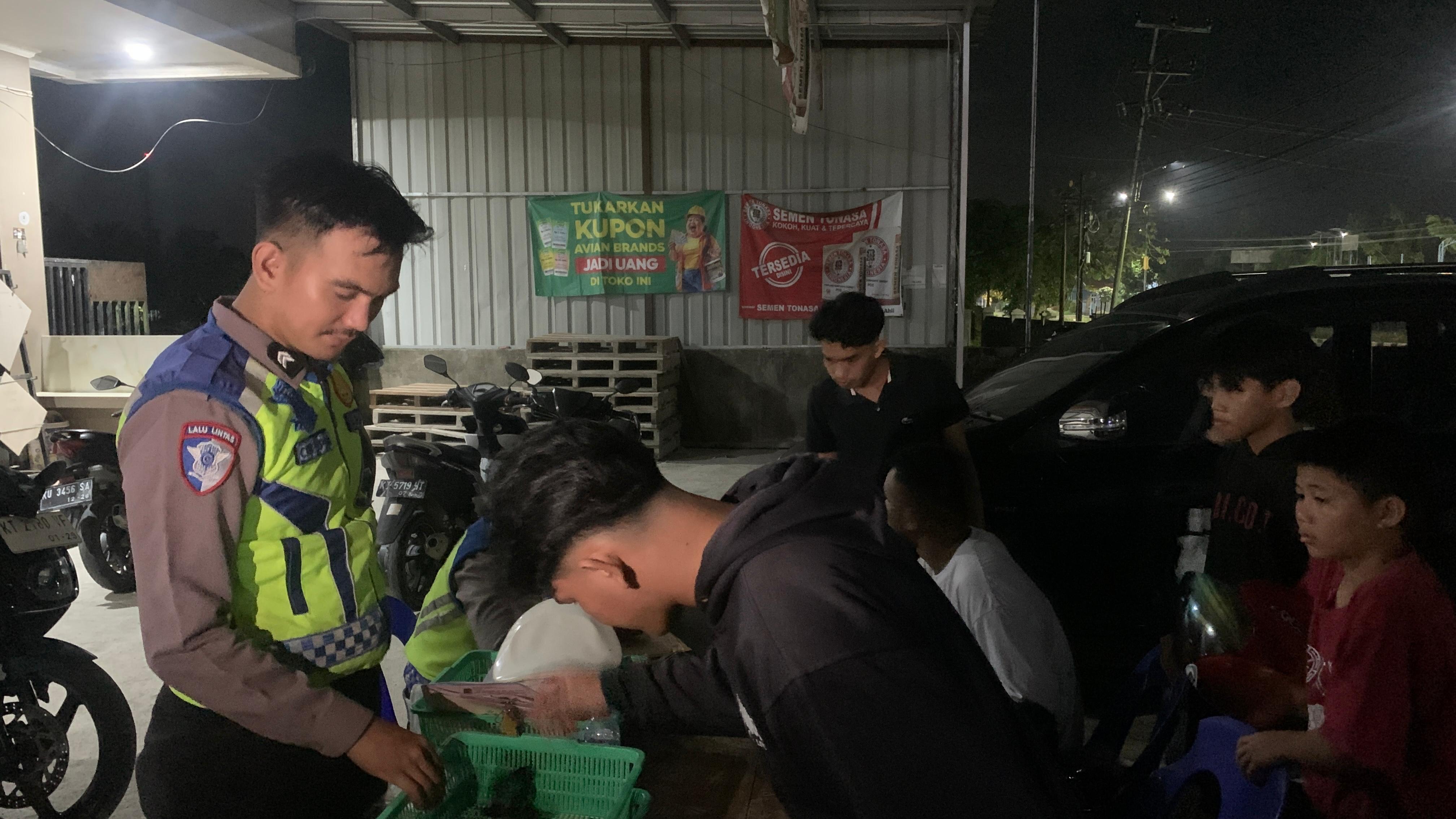 RAZIA: Beberapa pengendara anak di bawah umur yang terjaring razia oleh Satlantas.