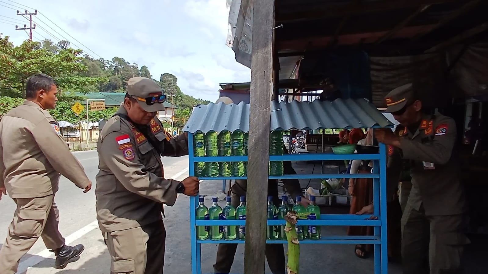 MENINDAK : Petugas Satpol PP Tarakan memundurkan etalase pedagang bensin botol (bentol) yang berada di Jalan Aki Balak pada Sabtu (31/1).