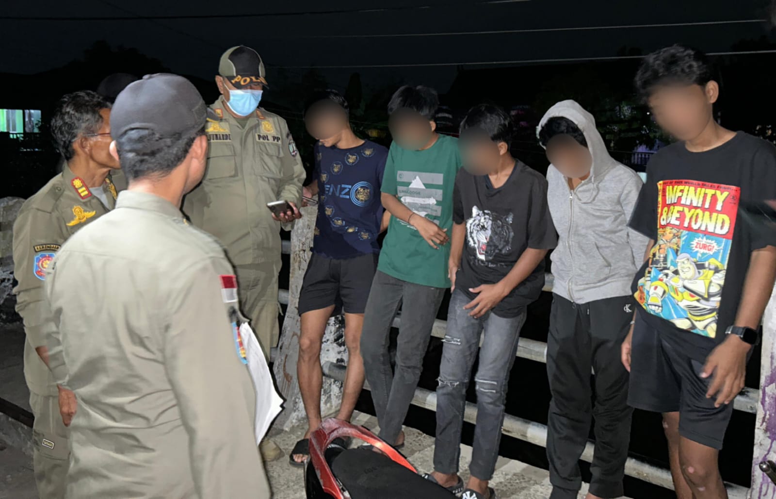 PENGARAHAN : Pelajar yang terjaring jam malam mendapatkan arahan langsung dari personel Satpol PP Nunukan.