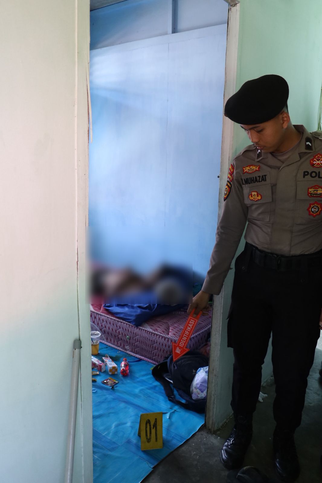 OLAH TKP : Pihak kepolisian melakukan olah TKP di kos yang ditempati oleh korban.